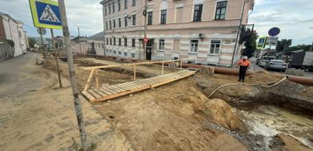 В Ельце сделали временный мостик через улицу Карла Маркса к поликлинике по улице Советской