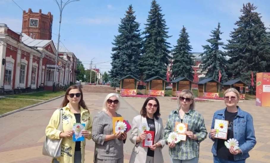 Семья, любовь и ромашки: педагоги ДЮЦ провели праздничную акцию на площади Ленина!