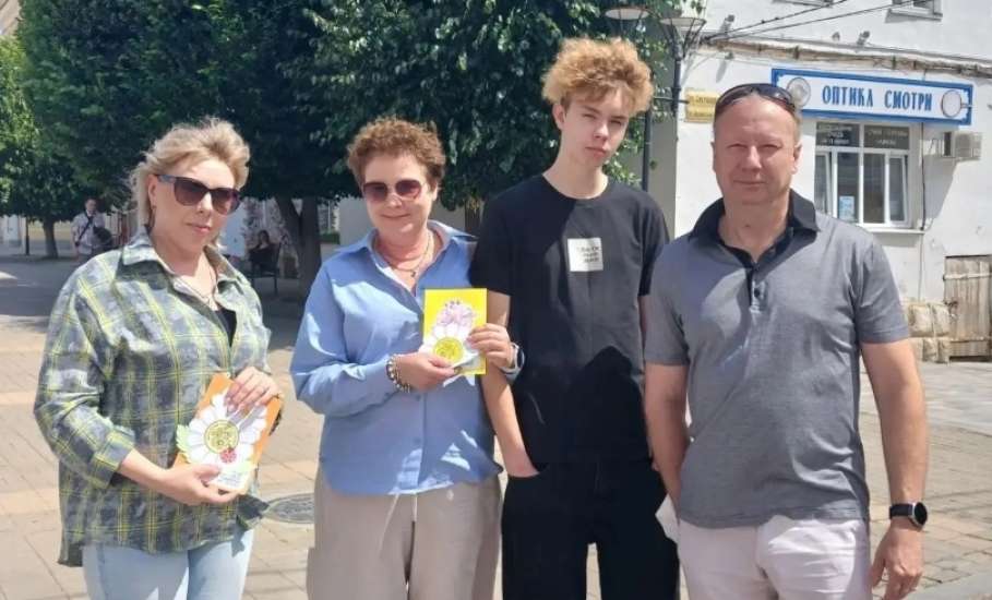 Семья, любовь и ромашки: педагоги ДЮЦ провели праздничную акцию на площади Ленина!