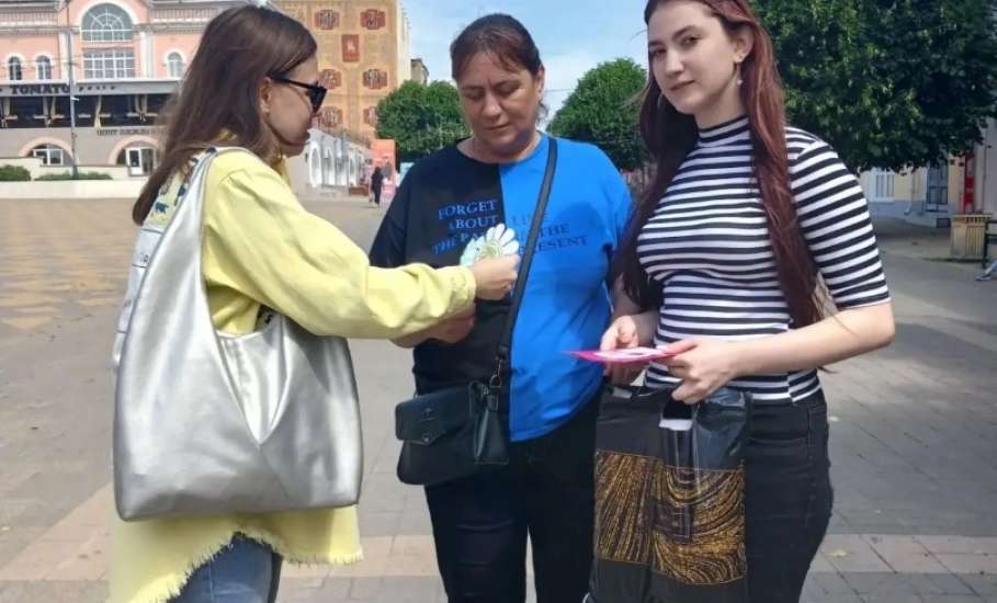 Семья, любовь и ромашки: педагоги ДЮЦ провели праздничную акцию на площади Ленина!