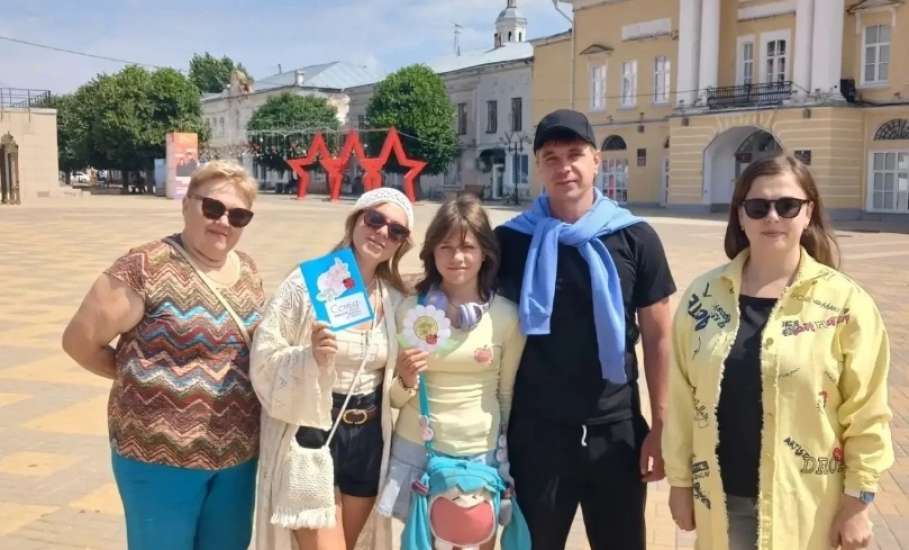 Семья, любовь и ромашки: педагоги ДЮЦ провели праздничную акцию на площади Ленина!