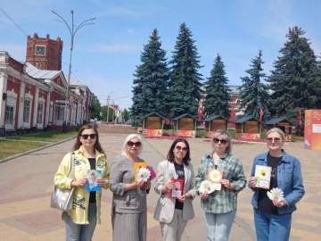 Семья, любовь и ромашки: педагоги ДЮЦ провели праздничную акцию на площади Ленина!