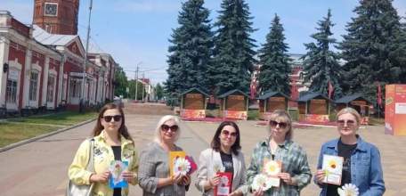 Семья, любовь и ромашки: педагоги ДЮЦ провели праздничную акцию на площади Ленина!