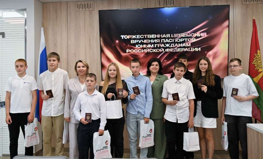 Ельчане получили свои первые паспорта