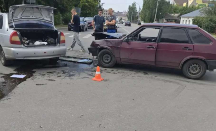 В Ельце в столкновении с иномаркой пострадали водитель и пассажир ВАЗа