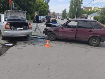 В Ельце в столкновении с иномаркой пострадали водитель и пассажир ВАЗа