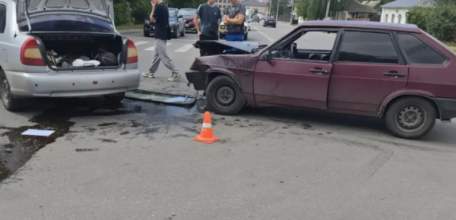 В Ельце в столкновении с иномаркой пострадали водитель и пассажир ВАЗа