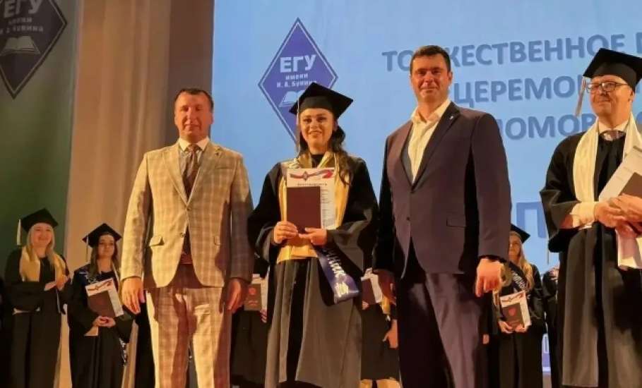 В ЕГУ им. И. А. Бунина прошла торжественная церемония вручения дипломов с отличием