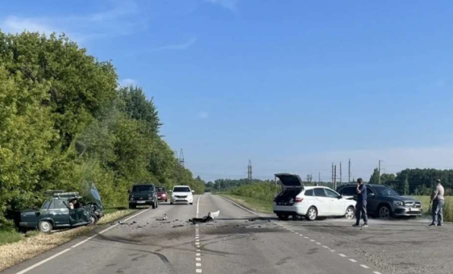В Краснинском округе в столкновении с &laquo;Вестой&raquo; пострадали водитель и пассажир &laquo;семерки&raquo;