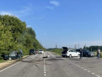 В Краснинском округе в столкновении с &laquo;Вестой&raquo; пострадали водитель и пассажир &laquo;семерки&raquo;