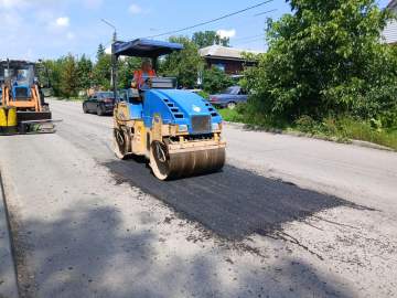 По многочисленным обращениям жителей специалисты МБУ &laquo;Благоустройство&raquo; провели работы по ямочному ремонту дорожного покрытия на улице Кротевича