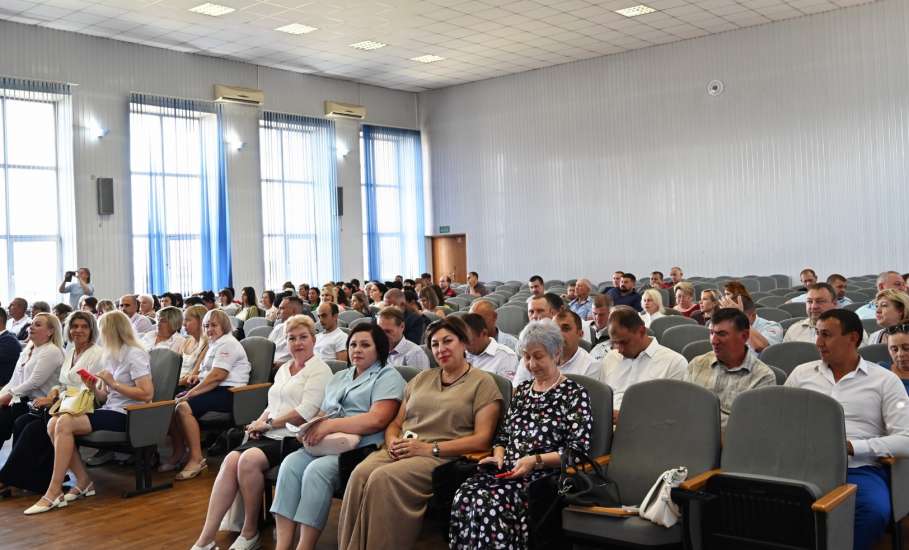 В преддверии Дня железнодорожника в локомотивном депо города Ельца состоялось торжественное мероприятие, посвящённое профессиональному празднику