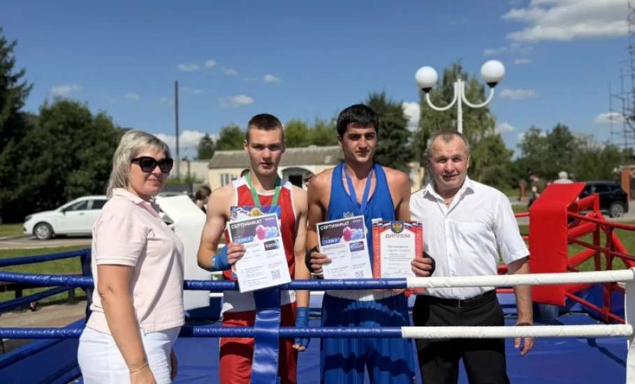 1 августа в Центральном парке села Красное в рамках празднования Дня Краснинского округа состоялись матчевые встречи по боксу
