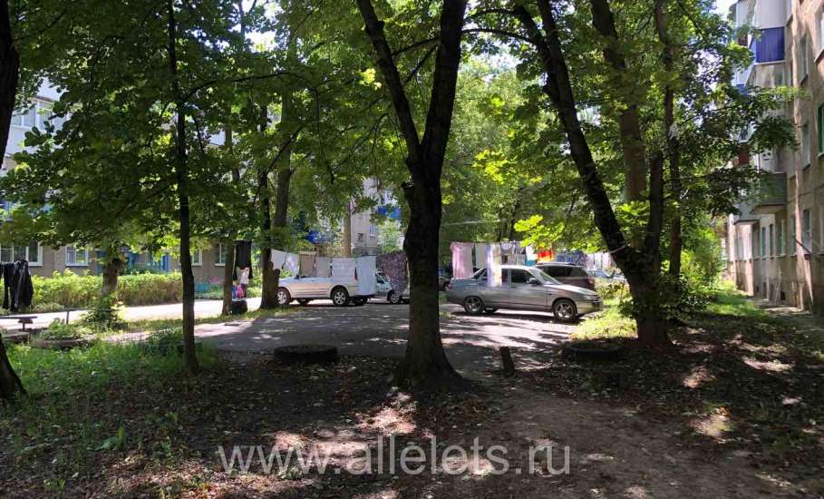 Что за самоуправство происходит во дворе дома 103Б, по улице Коммунаров?