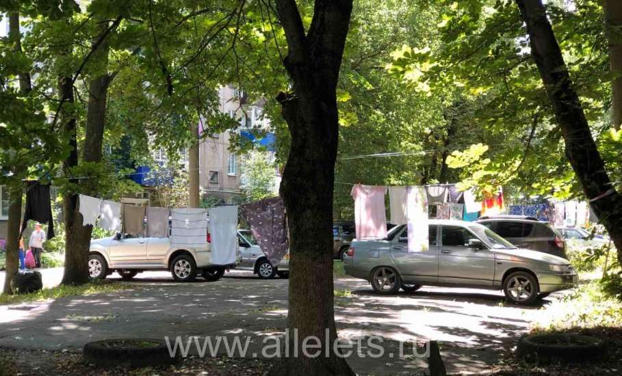 Что за самоуправство происходит во дворе дома 103Б, по улице Коммунаров?