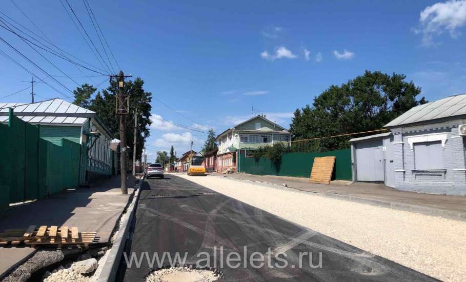 По улице Карла Маркса проходят работы по укладке асфальта