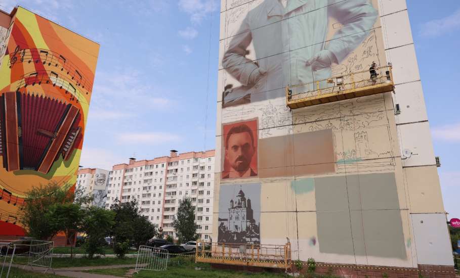 В микрорайоне Александровском продолжают рисовать на фасадах домов