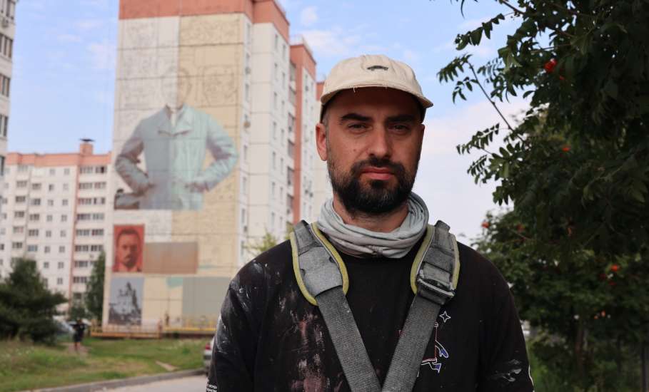 В микрорайоне Александровском продолжают рисовать на фасадах домов