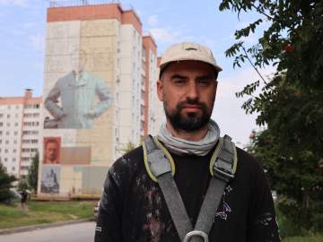В микрорайоне Александровском продолжают рисовать на фасадах домов