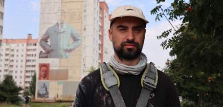 В микрорайоне Александровском продолжают рисовать на фасадах домов