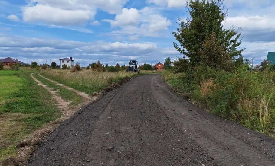 Продолжается работа по отсыпке дорог в Ельце!