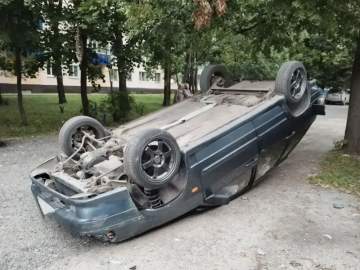 В Ельце 15-летний подросток угнал автомобиль и перевернулся на нём!