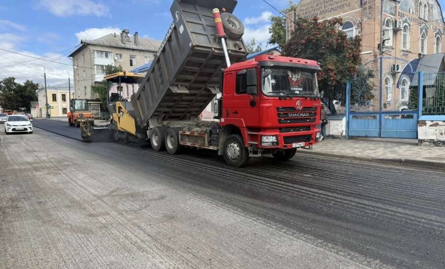 На улице Советской уже приступили к укладке нового асфальта!