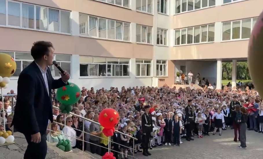 В Ельце в новый учебный год вступили более 9 тысяч школьников!