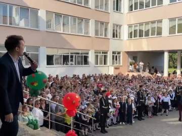 В Ельце в новый учебный год вступили более 9 тысяч школьников!