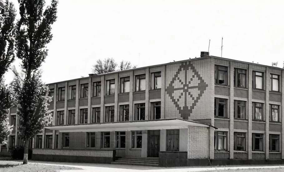 Сегодня исполнилось 50 лет средней школе №8 в Ельце!