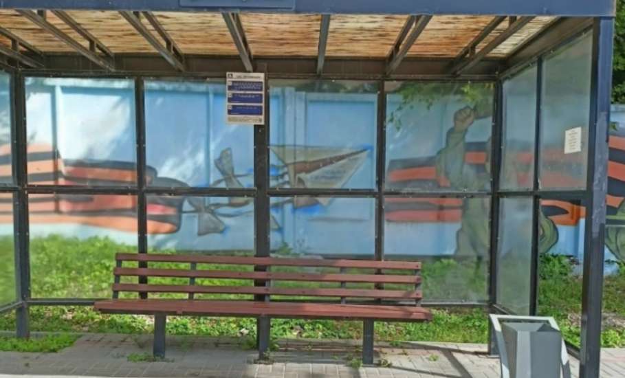 В городе продолжаются работы по благоустройству остановочных павильонов