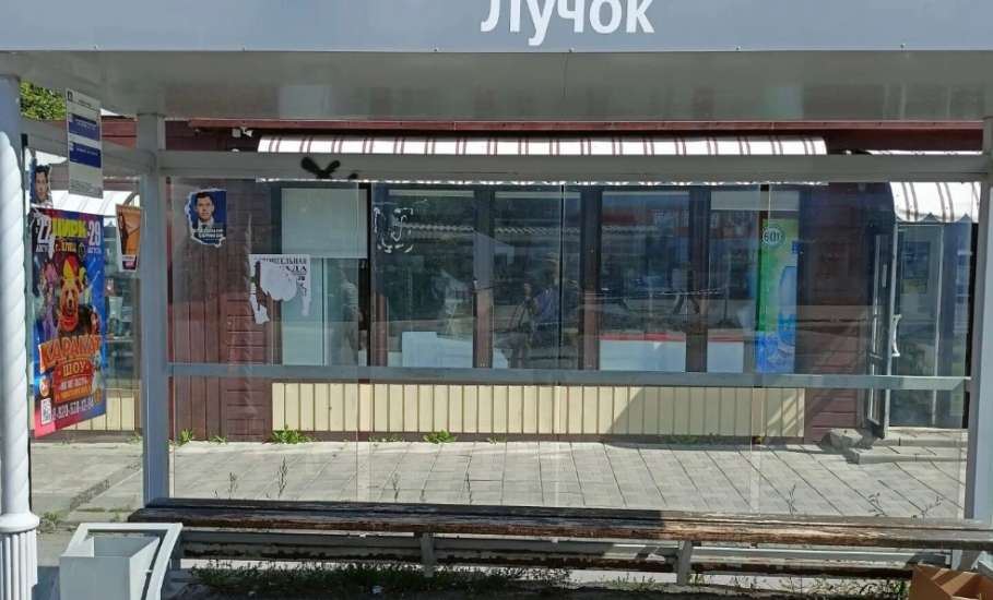 В городе продолжаются работы по благоустройству остановочных павильонов