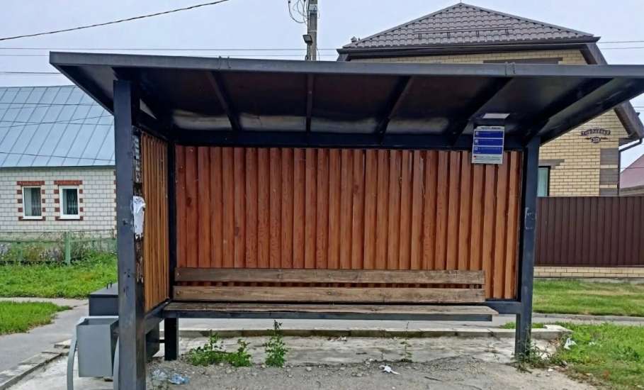В городе продолжаются работы по благоустройству остановочных павильонов