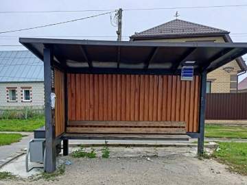 В городе продолжаются работы по благоустройству остановочных павильонов