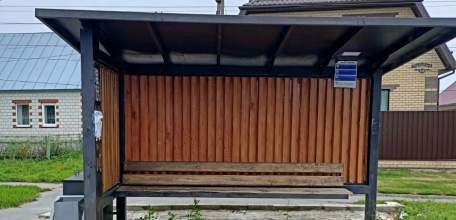 В городе продолжаются работы по благоустройству остановочных павильонов