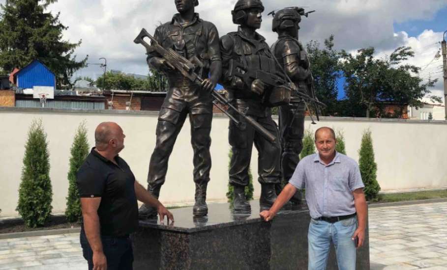 В Ельце учредители ООО &laquo;Елец дорога&raquo; установили памятник в честь памяти погибших жителей в СВО