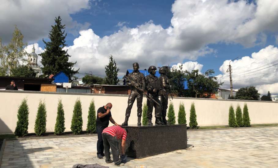 В Ельце учредители ООО &laquo;Елец дорога&raquo; установили памятник в честь памяти погибших жителей в СВО