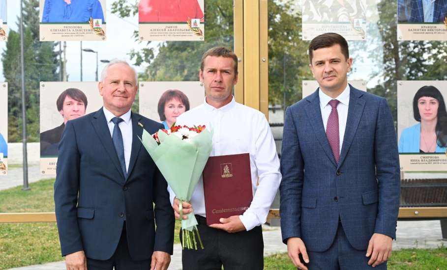 В Ельце открылась обновлённая Доска почёта &laquo;Трудовая слава&raquo;