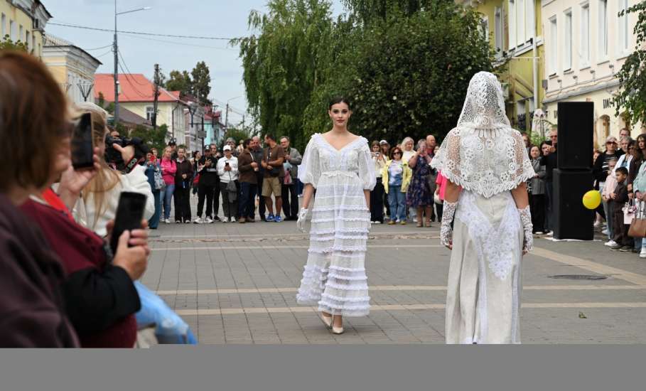 5 сентября улица Мира превратилась в подиум, где прошло дефиле, объединившее народные традиции