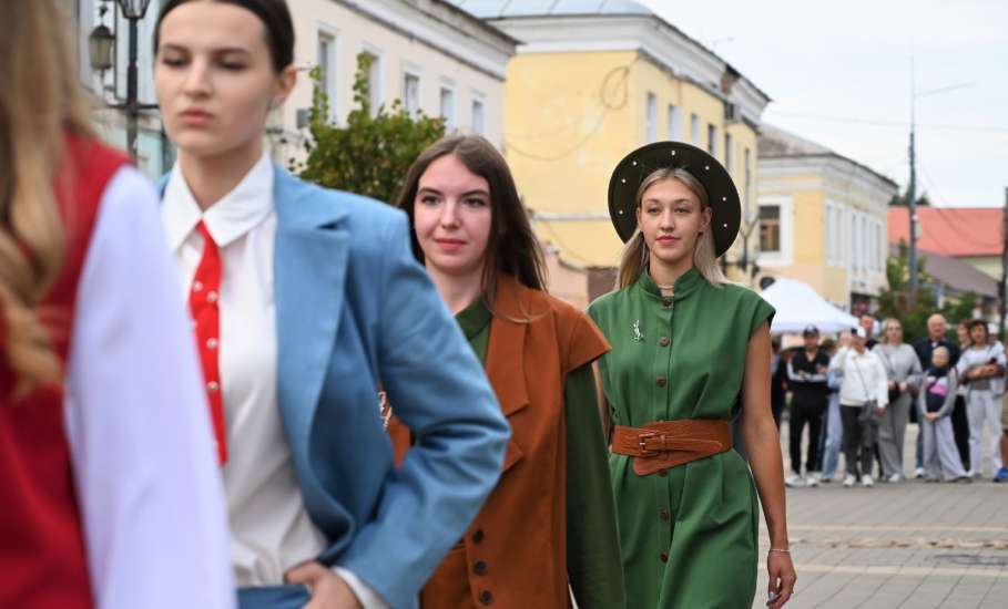 5 сентября улица Мира превратилась в подиум, где прошло дефиле, объединившее народные традиции
