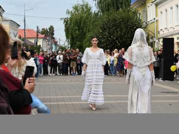 5 сентября улица Мира превратилась в подиум, где прошло дефиле, объединившее народные традиции