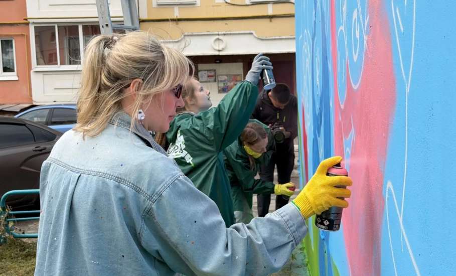 В Болхове на асфальте рисовать нельзя, а в Ельце на стенах можно!