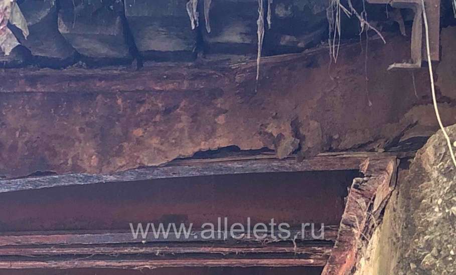 Одна часть автомобильного моста через речку Ельчик у Знаменского монастыря начала подыматься на дыбы!