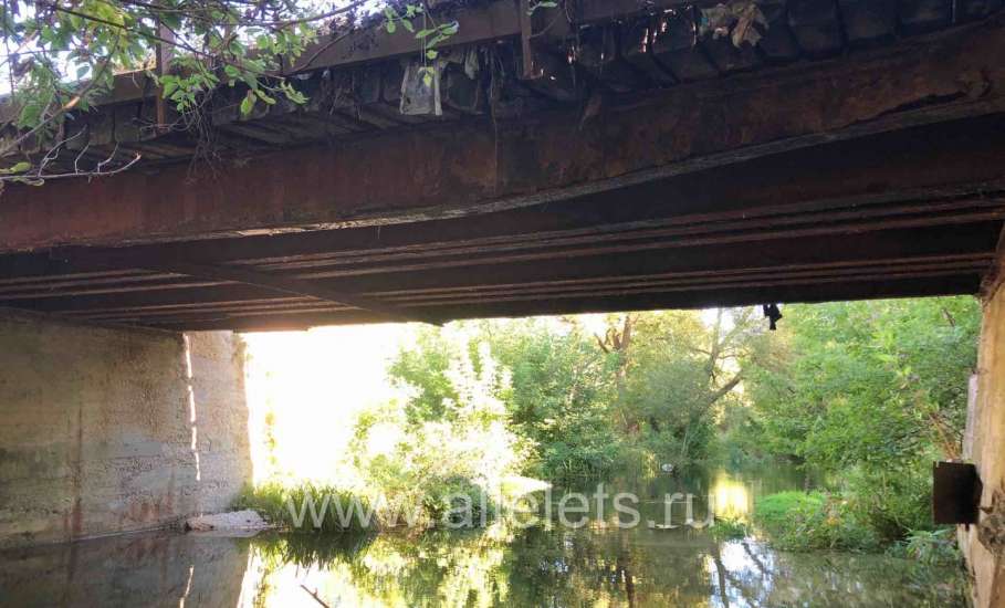 Одна часть автомобильного моста через речку Ельчик у Знаменского монастыря начала подыматься на дыбы!