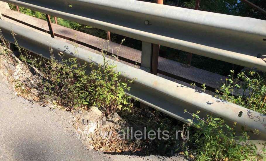 Одна часть автомобильного моста через речку Ельчик у Знаменского монастыря начала подыматься на дыбы!