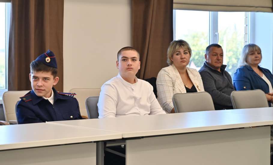 Сегодня 12 юных ельчан получили свои первые паспорта