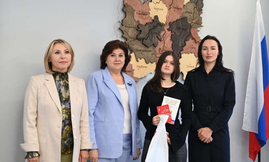 Сегодня 12 юных ельчан получили свои первые паспорта