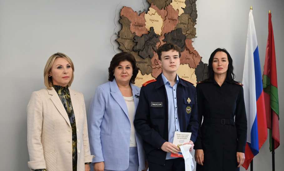 Сегодня 12 юных ельчан получили свои первые паспорта