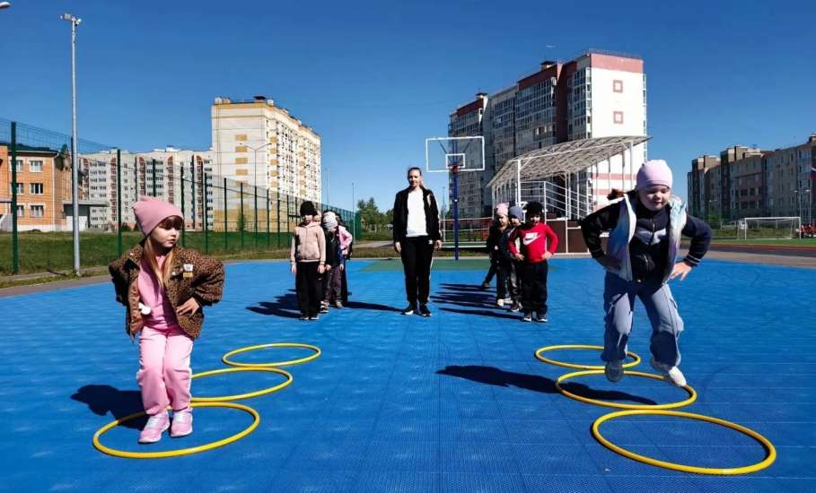 Воспитанники детского сада № 15 продолжают активно посещать "Умную" спортивную площадку на территории школы № 12