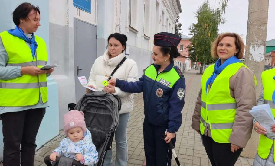 Сегодня утром, 15 сентября 2026 года, у детского сада № 1 г. Ельца было особенно оживлённо
